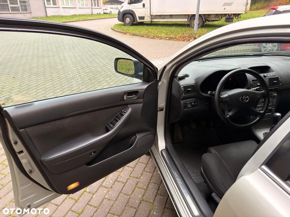 Toyota Avensis - 23