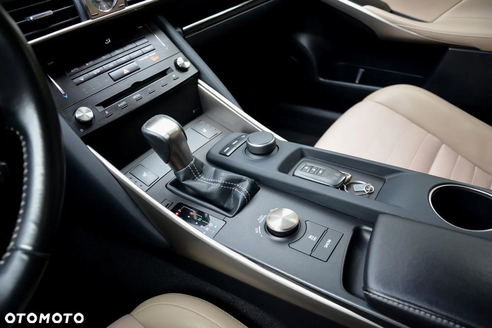 Lexus IS 200t / 300 Prestige - 29