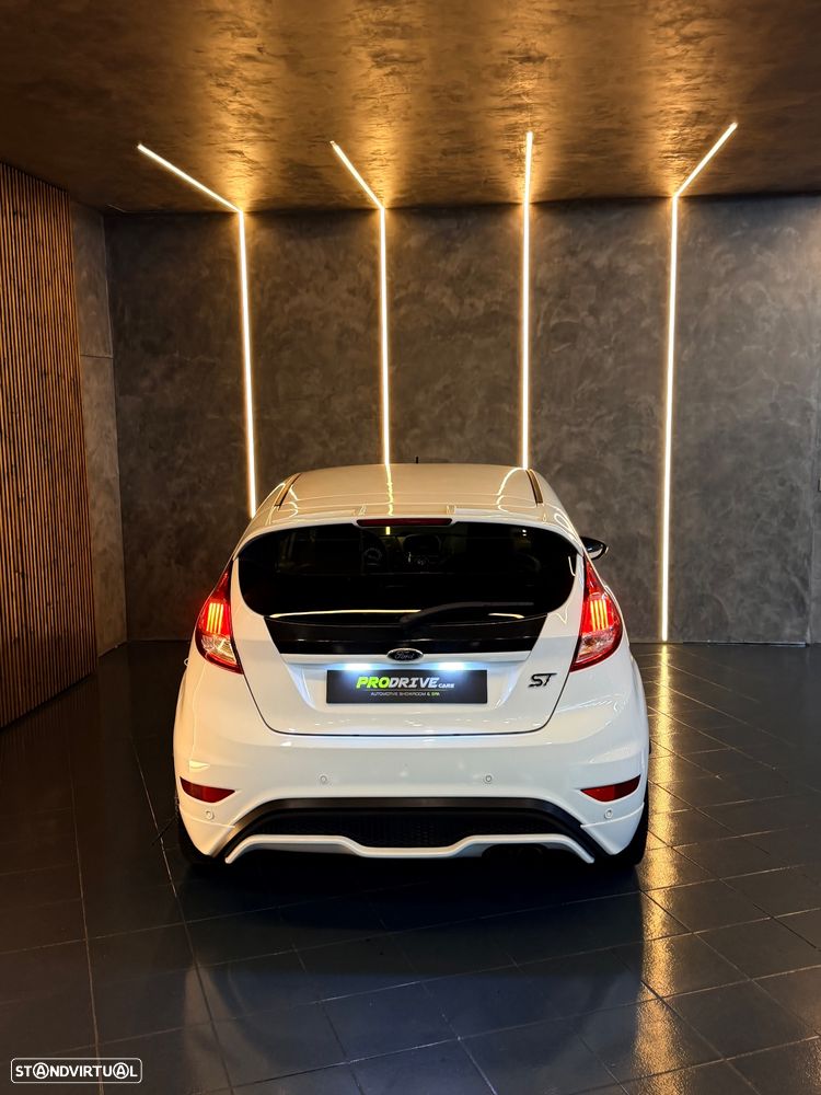 Ford Fiesta 1.6 EcoBoost c/ Pack Pele Desportiva ST - 16