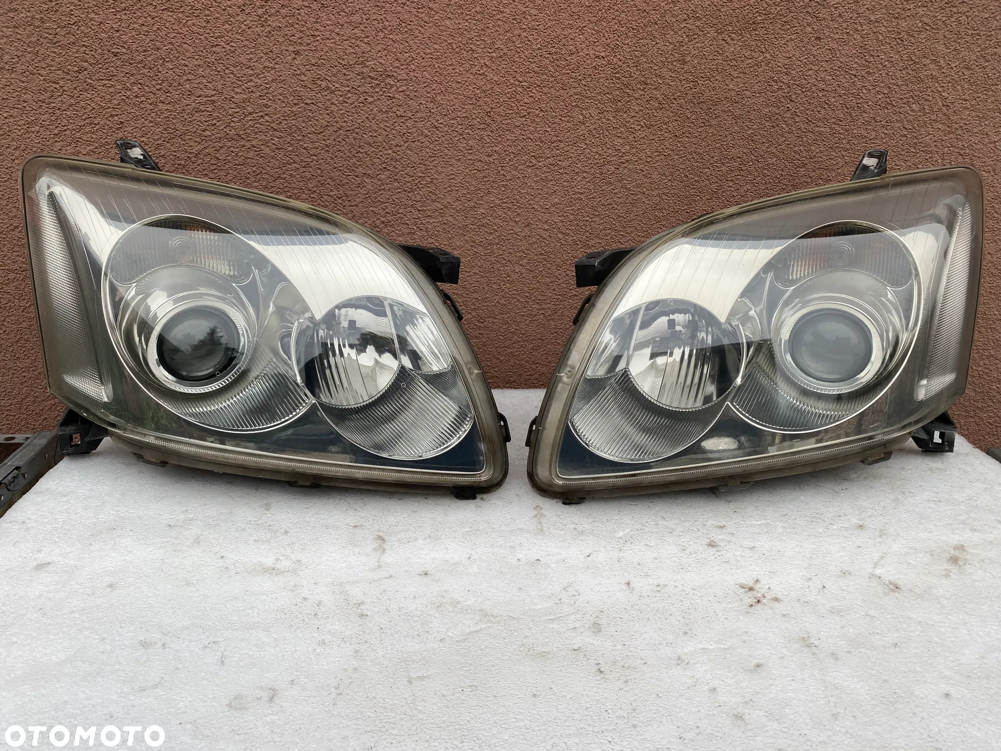lampy avensis T25 komplet EU całe - 2