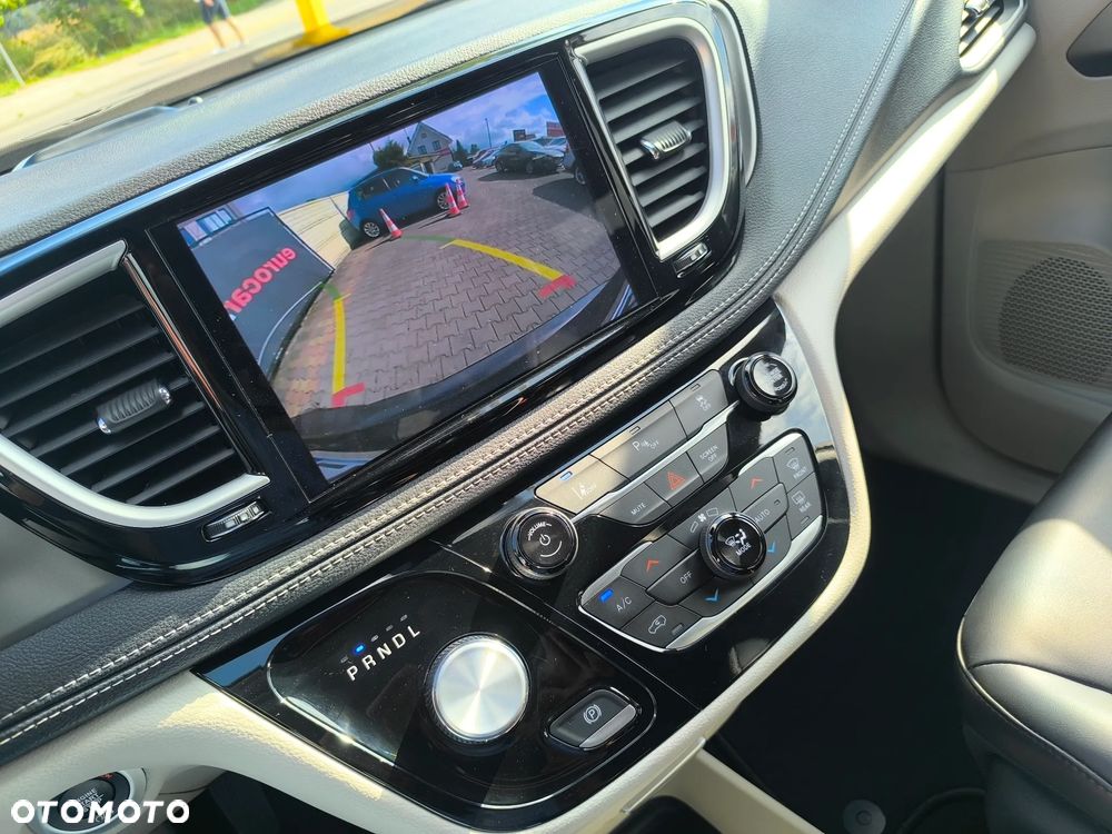 Chrysler Pacifica - 11