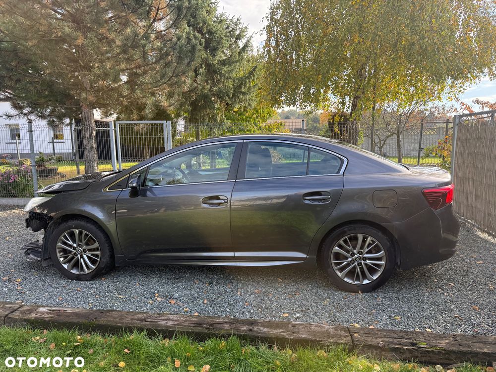 Toyota Avensis 1.6 Premium - 17