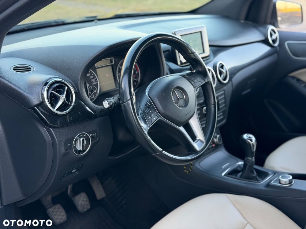 Mercedes-Benz Klasa B 180 UrbanStyle Edition - 15