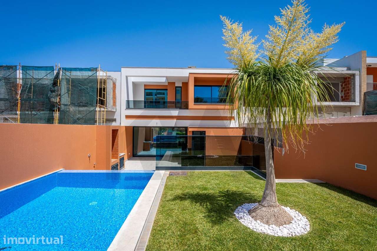Moradia T3 nova pronta habitar, com piscina e jardim no Barranco do Ro - Grande imagem: 2/60