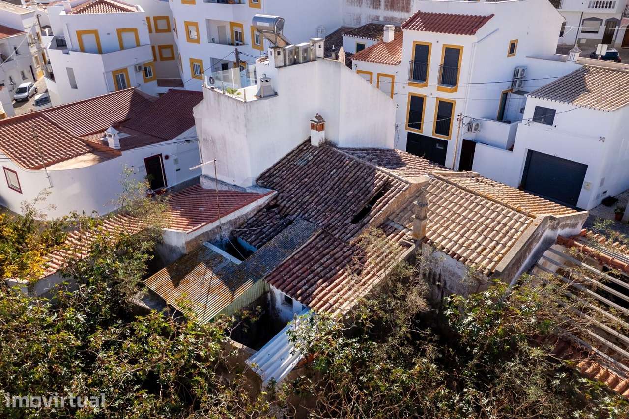 Moradia, para Remodelação Total no Centro de Lagos – Excelente Oportun - Grande imagem: 4/13