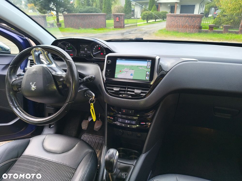 Peugeot 208 - 18