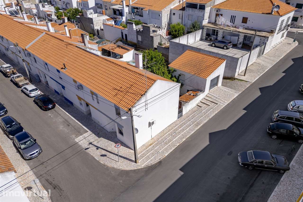 Moradia T4 de gaveto com quintal e garagem na Quinta Augusta, Vila Viç - Grande imagem: 2/35