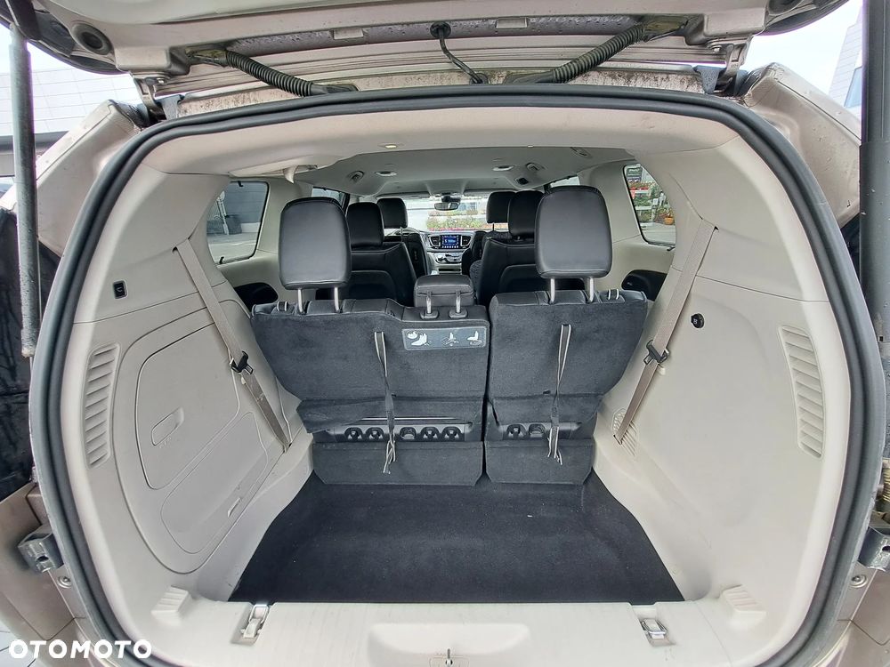 Chrysler Pacifica - 12