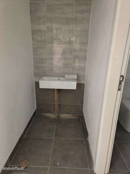 Arrenda-se loja no largo da Feira nova - Ariz - Grande imagem: 2/5