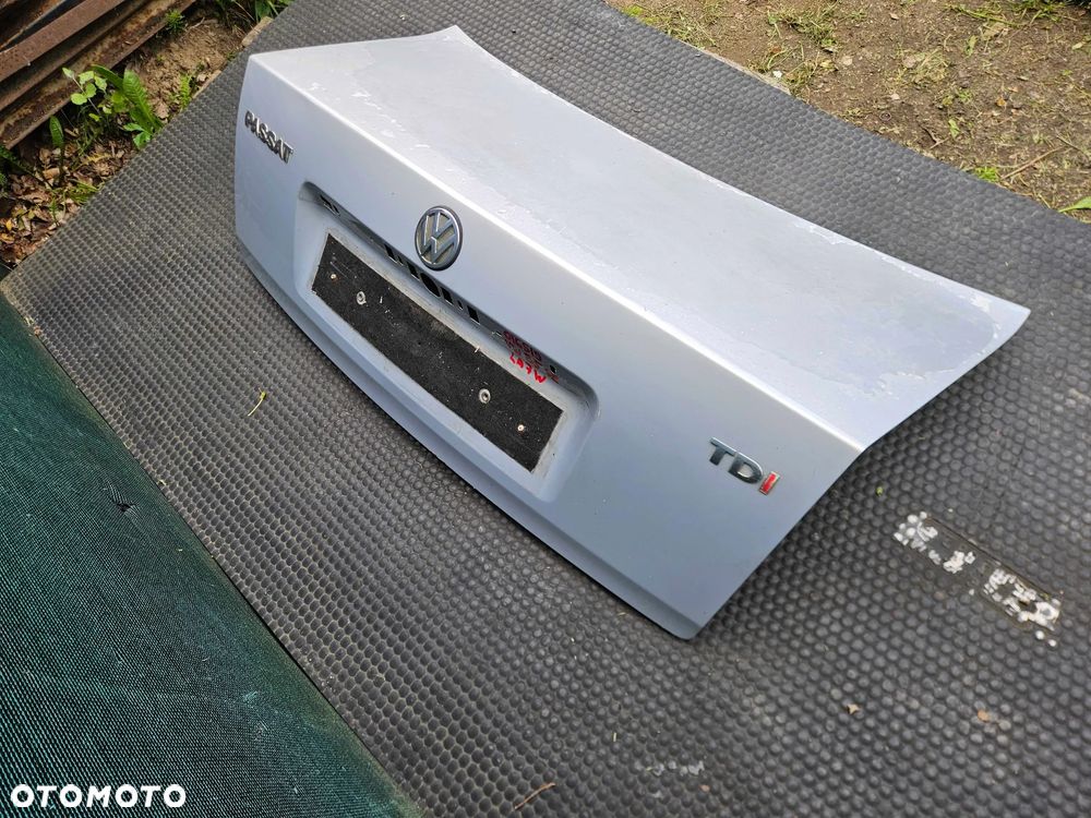 Klapa Pokrywa Bagażnika Tył Tylna Srebrna LA7W Znaczek Napis VW Passat B5 Sedan 97r - 23