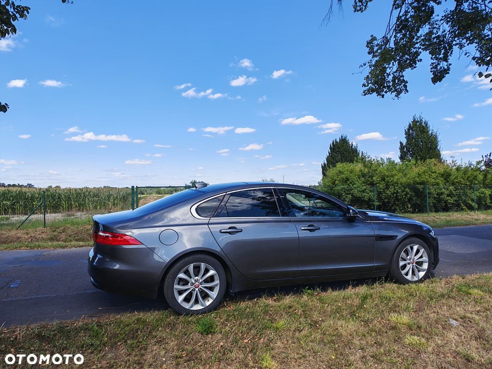 Jaguar XF 20d Prestige - 11