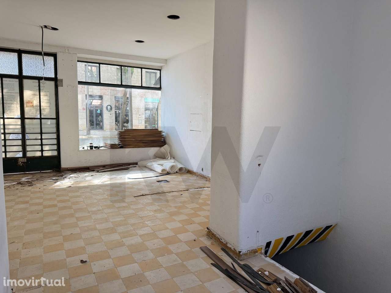 Loja para obras c/2 pisos e montra virada para a Rua Ferreira Borges - Grande imagem: 5/14