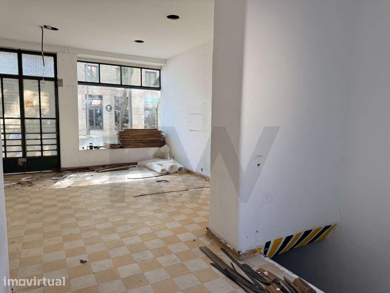 Loja para obras c/2 pisos e montra virada para a Rua Ferreira Borges - Grande imagem: 5/14