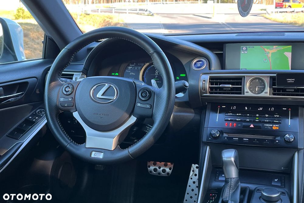 Lexus IS 300h F Sport - 17
