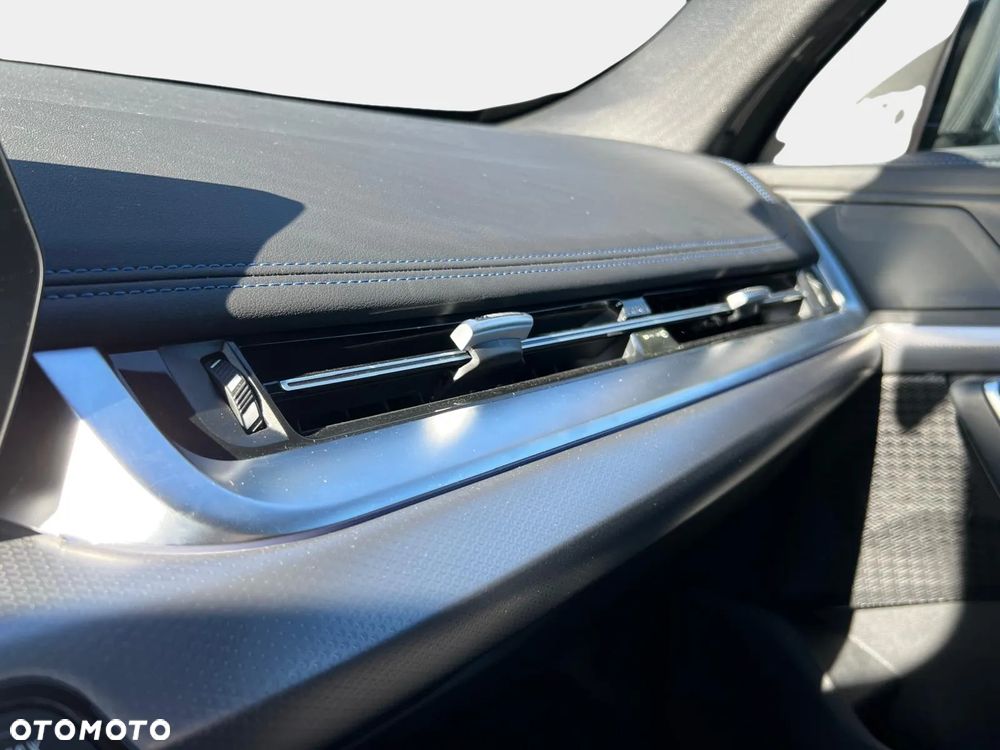 BMW iX1 xDrive30 66.5kWh M Sport - 9