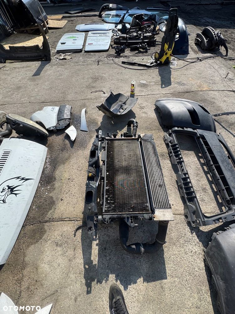 Fiat ducato 3 wysoki maxi biały 2. itd  Drzwi tył prawe lewe tylnie -500zl sztuka  drzwi przednie prawe lewe -500 zł kompletne sztuka  Lusterko prawe lewe 200 zł sztuka  Błotnik przedni prawy lewy -250 sztuka  Podszybie 150zl  Zbiorniczek spryskiwaczy 150 sztuka  Obudowa filtra powietrza filtr -200zl  Zbiorniczek płynu chłodzącego  -100 Maska  -250  Pas przedni z choodnicami -900zl  Serwo -100 Zderzak przód przedni  450 zł  Nadkole 100zł  Belka przod przednia -250 - 4