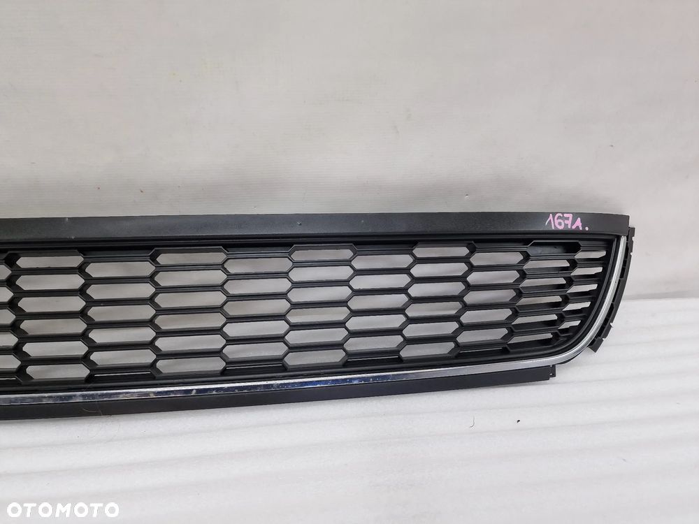 VW POLO 6R0 08- KRATKA ŚRODKOWA ZDERZAKA PRZEDNIEGO Z CHROMEM , NR 6R0853677B , NR AUKCJI K167 - 4