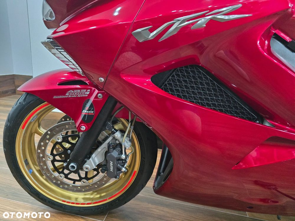 Honda VFR - 13