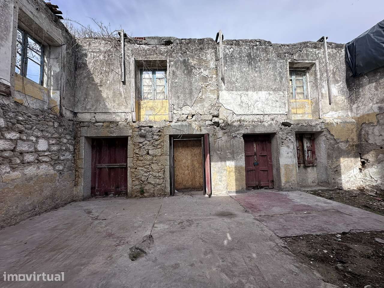 Ruína de rés do chão e primeiro andar, na Rua da Seca, Darque - Grande imagem: 4/13