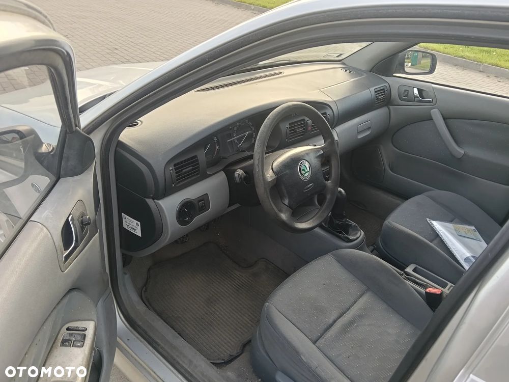 Skoda Octavia 1.6 Ambiente - 11