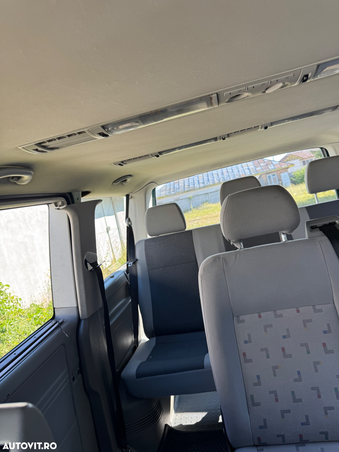 Volkswagen Caravelle - 10