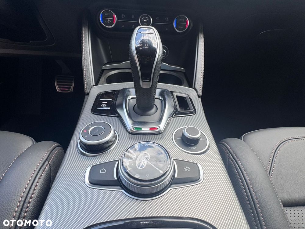 Alfa Romeo Stelvio - 13