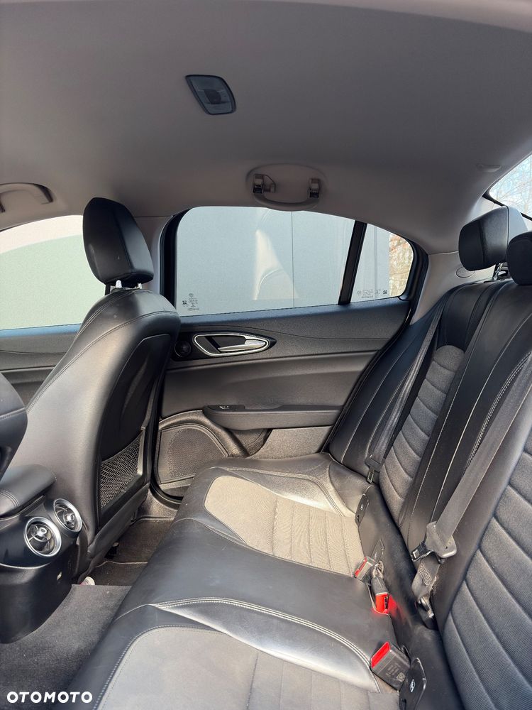 Alfa Romeo Giulia 2.0 Turbo - 10