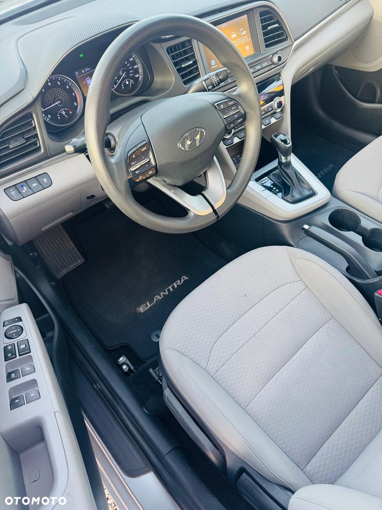 Hyundai Elantra - 8