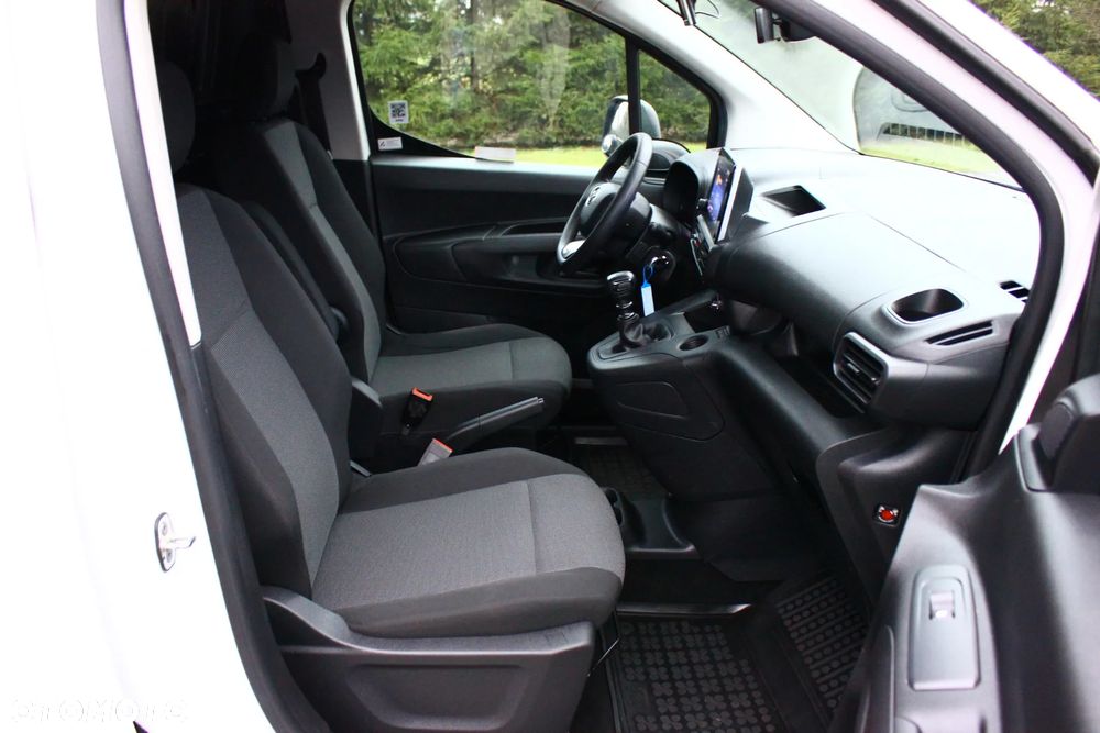 Toyota PROACE CITY BLASZAK 2 OSOBOWY 1.2 D-4T BENZYNA 110KM PEWNE AUTO FV23% - 33