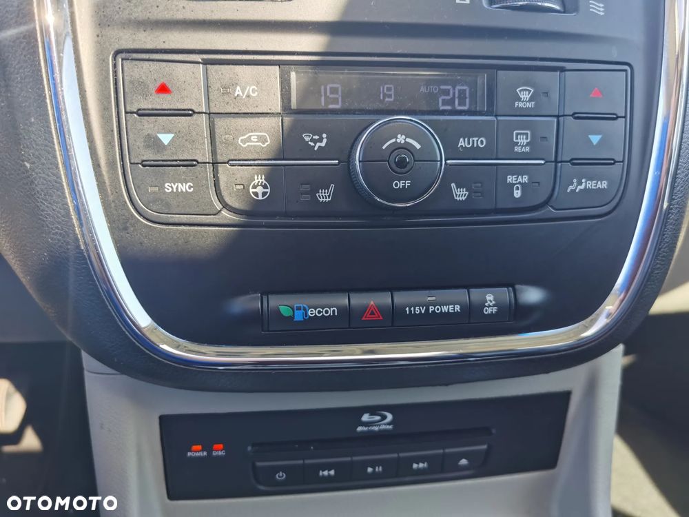 Chrysler Town & Country 3.6 Limited - 19