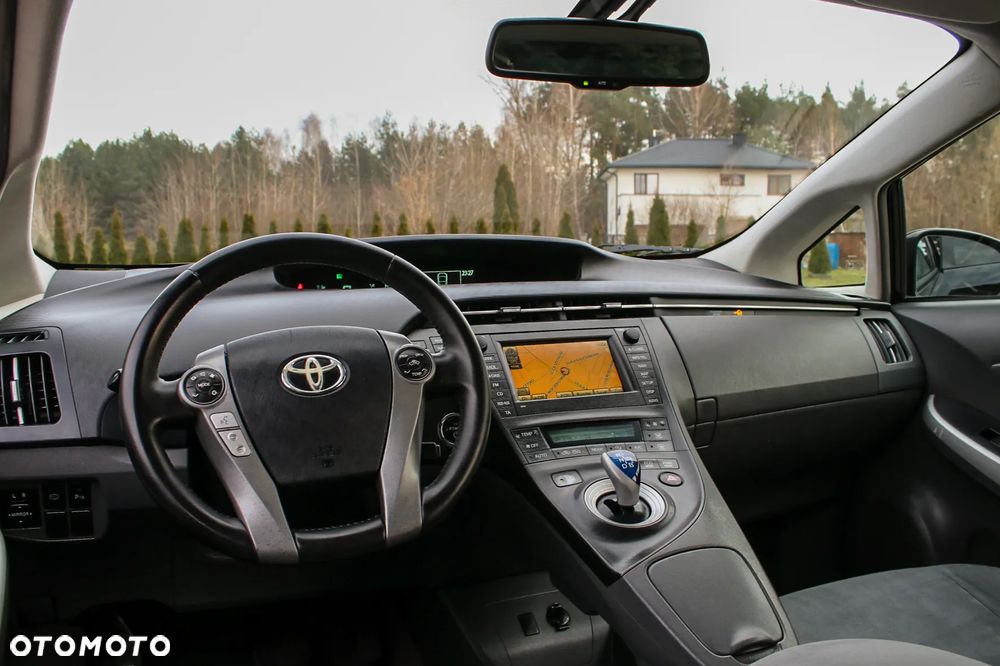 Toyota Prius (Hybrid) Executive - 33