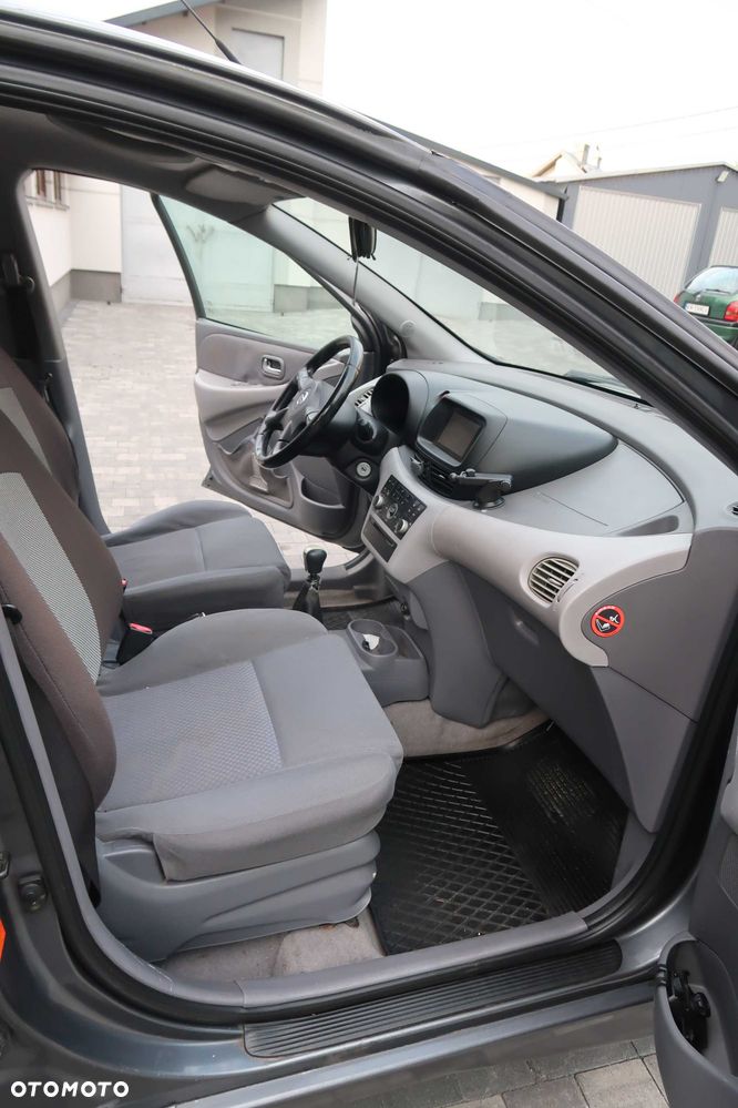 Nissan Almera Tino - 9