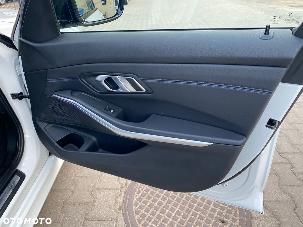 BMW Seria 3 318i M Sport - 19