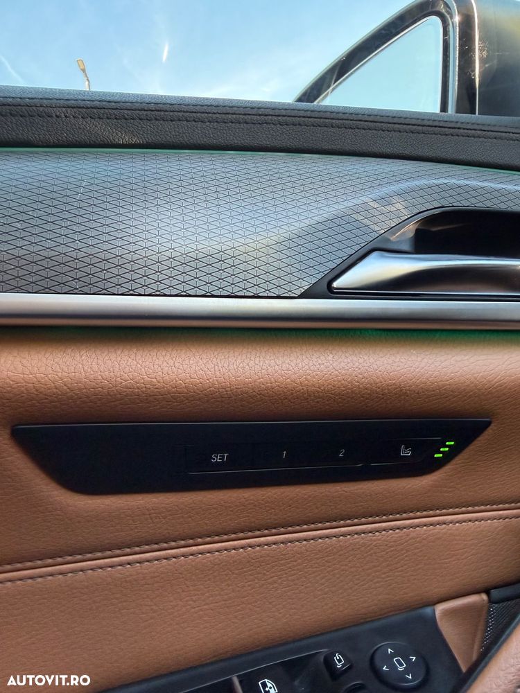 BMW Seria 5 550i xDrive - 12