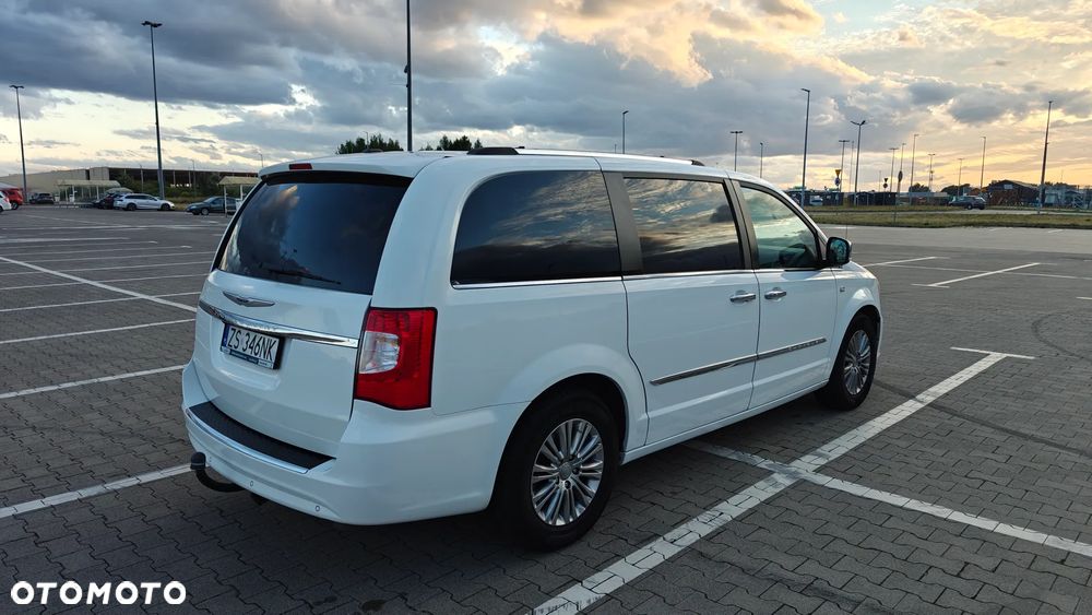 Chrysler Town & Country - 6