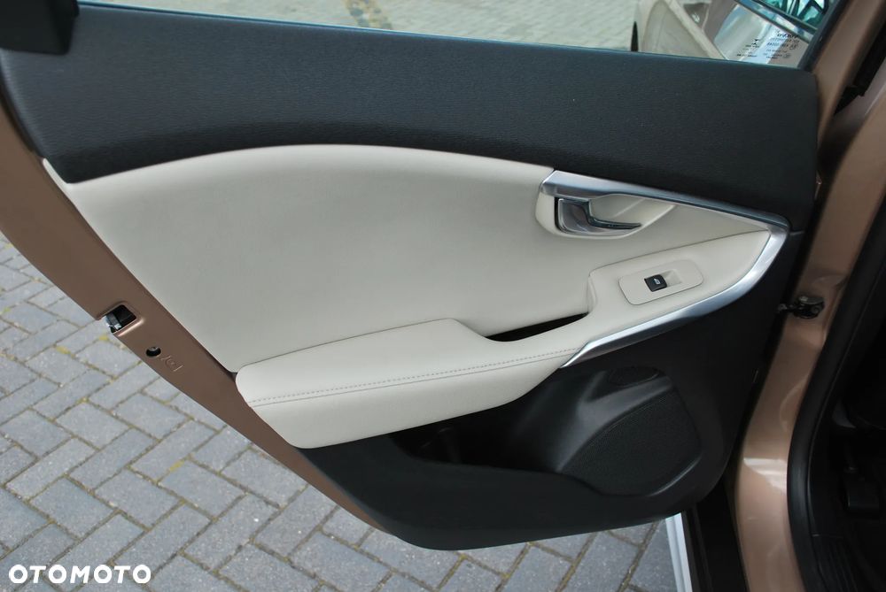 Volvo V40 Cross Country D4 Summum - 23