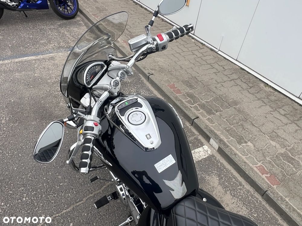 Suzuki Intruder - 17