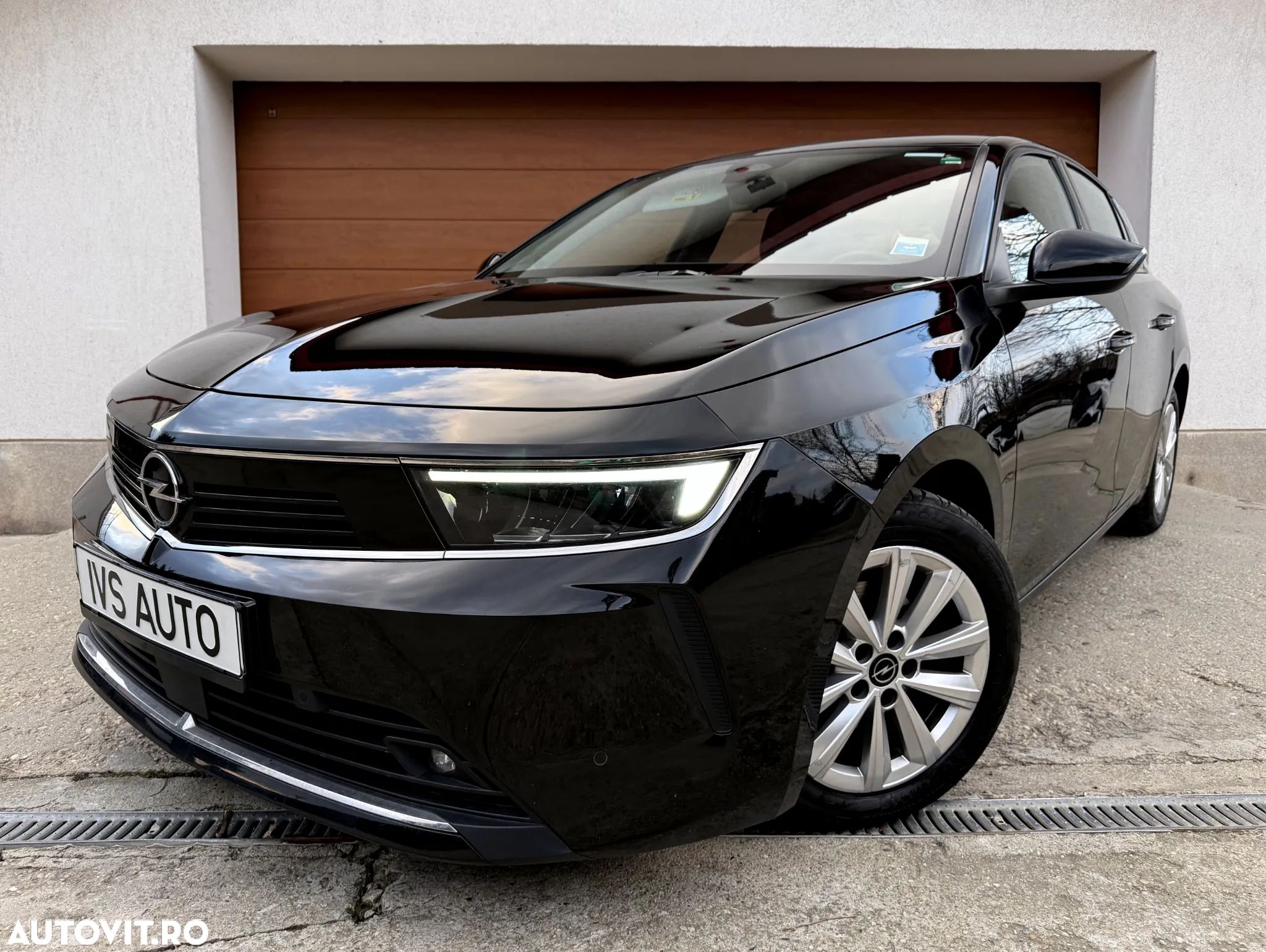 Opel Astra 1.2 Turbo Enjoy - 1