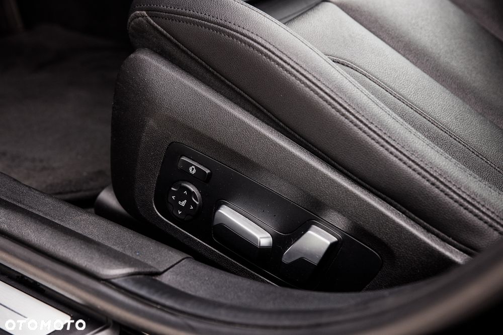 BMW Seria 3 330i Sport Line - 9