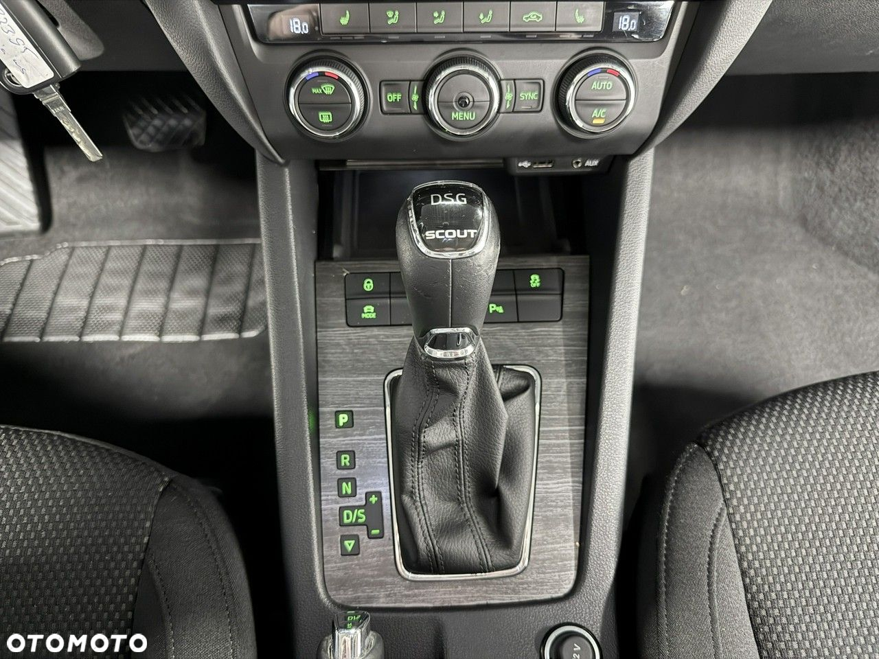 Skoda Octavia Combi 2.0 TDI 4x4 DSG Scout - 24