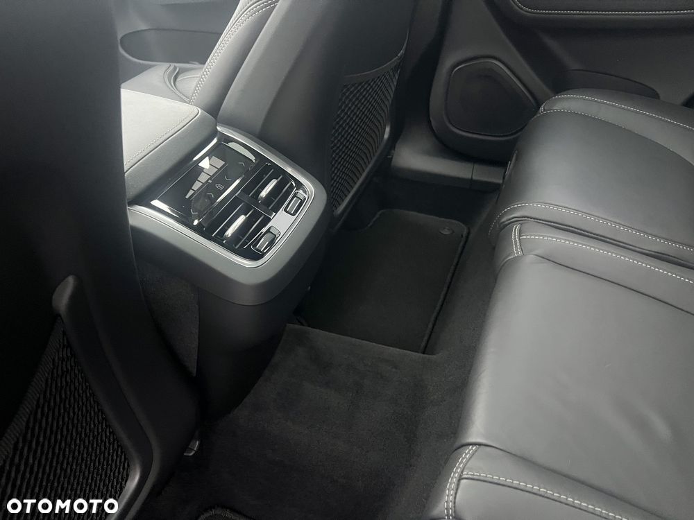 Volvo XC 60 B5 B AWD Ultra Black Edition - 36