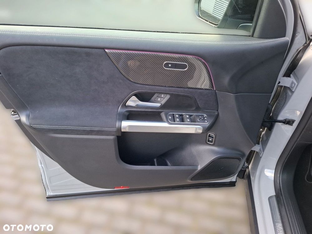 Mercedes-Benz GLB 200 AMG Line 7G-DCT - 17