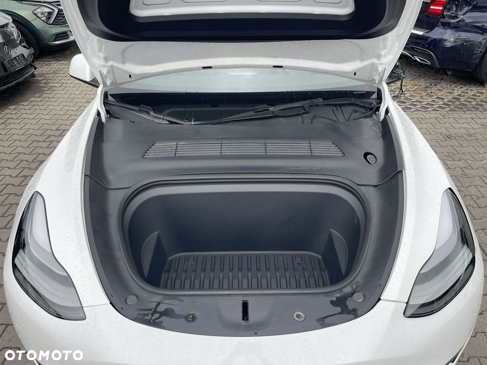 Tesla Model Y - 8