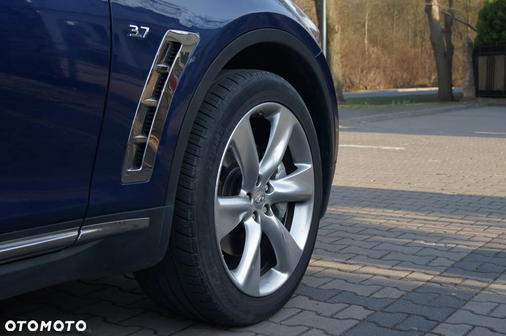 Infiniti QX70 - 11