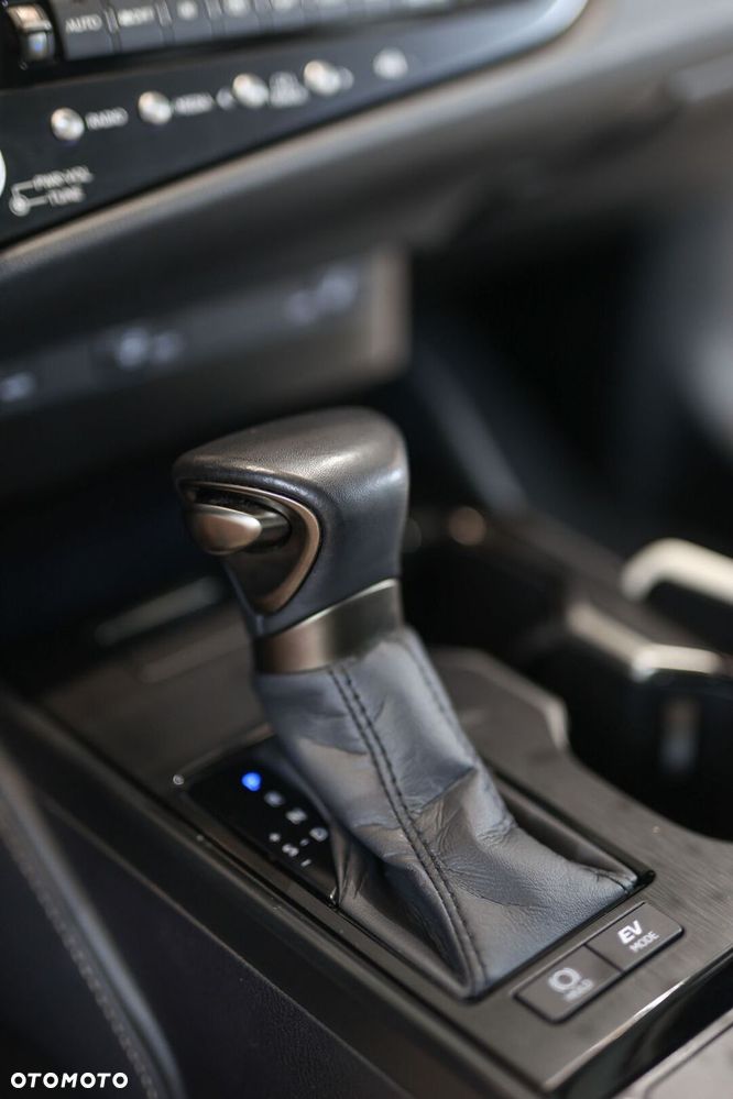 Lexus ES 300h Business Edition - 26