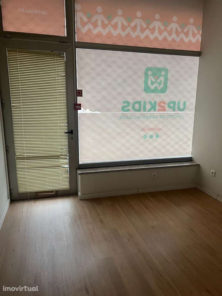 Loja com 2 montras, estacionamento, fácil acesso no Cedro - Gaia - Grande imagem: 2/13