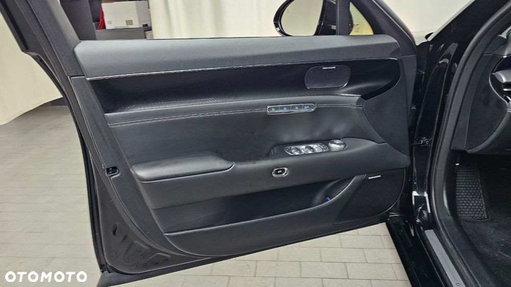 Genesis G90 - 24