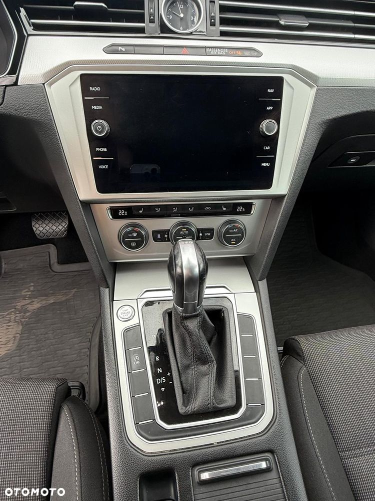 Volkswagen Passat 1.6 TDI SCR DSG Conceptline - 19