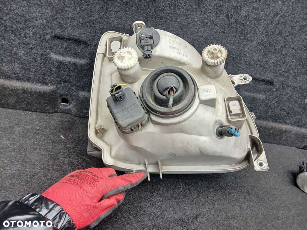 Opel Agila Lampa przednia lewa-Brak jednego dolnego zaczepu. - 3