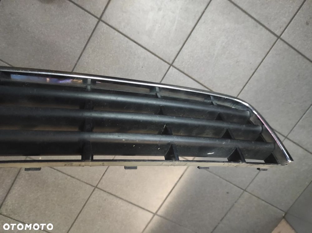 AUDI A3 8P 3 DRZWI KRATKA ZDERZAKA ŚRODKOWA 8P3807647 WYSYŁKA !!! - 4